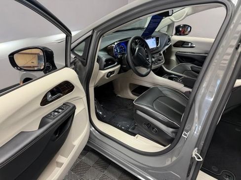 Used 2024 Chrysler Pacifica Limited FWD image 14