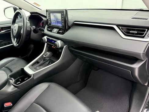 Used 2022 Toyota RAV4 XLE Premium image 9