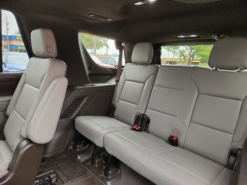 Used 2021 Chevrolet Tahoe Z71 w/ Luxury Package AWD/4WD image 11