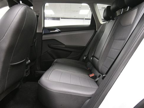 Used 2024 Volkswagen Taos SE FWD image 19