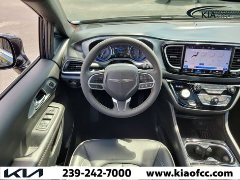 Used 2026 Chrysler Pacifica Limited FWD image 16