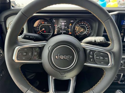 Used 2024 Jeep Wrangler Sahara image 9