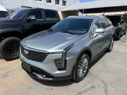 Used 2024 Cadillac XT4 Premium Luxury image 2