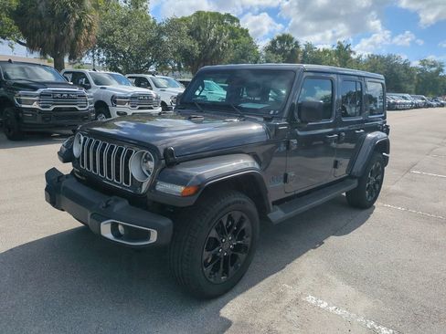 Used 2025 Jeep Wrangler Unlimited Sahara AWD/4WD image 10