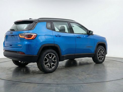 Used 2025 Jeep Compass Trailhawk image 9