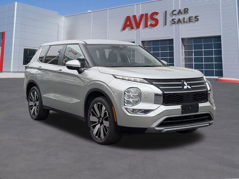 Used 2025 Mitsubishi Outlander SE image 9