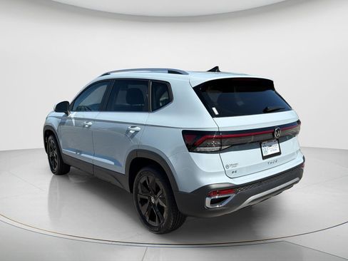 New 2026 Volkswagen Taos SE FWD image 7