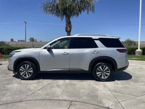 Used 2025 Nissan Pathfinder SL FWD image 5