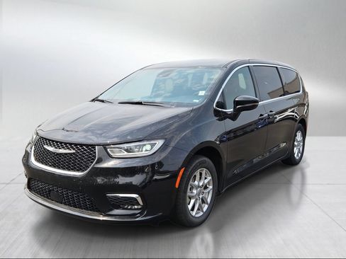 Used 2025 Chrysler Pacifica Select FWD image 7