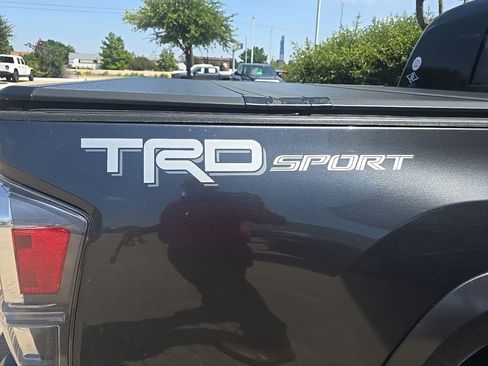 Used 2022 Toyota Tacoma TRD Sport w/ Technology Package RWD image 4