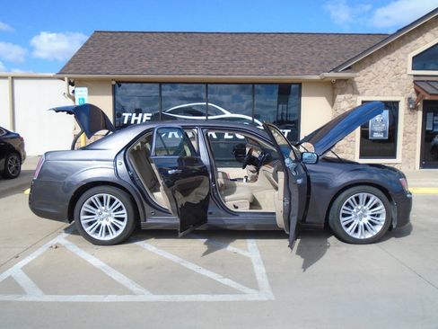 Used 2014 Chrysler 300 C w/ Beats Audio Group image 21