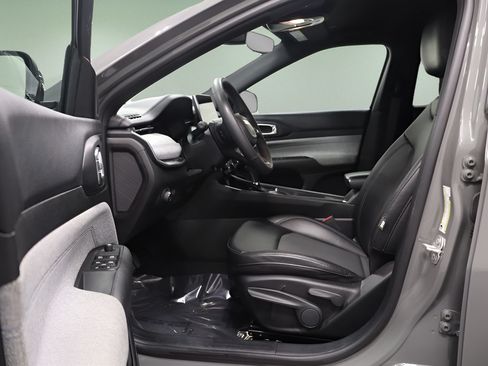 Used 2024 Jeep Compass Latitude AWD/4WD image 11