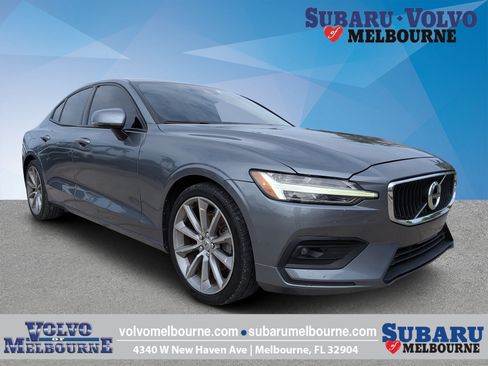 Used 2021 Volvo S60 T5 Momentum FWD image 1