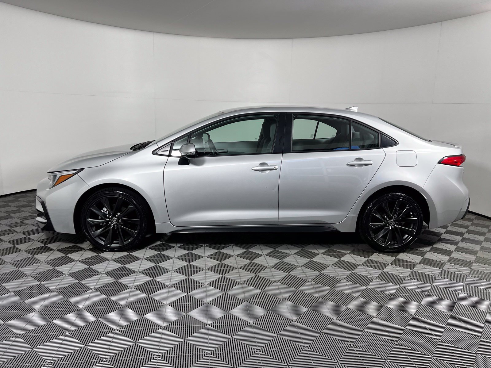 Used 2025 Toyota Corolla SE w/ Convenience Package FWD image 8