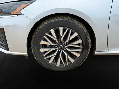Used 2024 Nissan Altima 2.5 SV FWD image 12