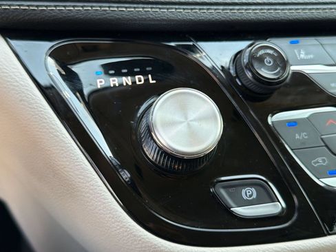 Used 2024 Chrysler Pacifica Touring-L FWD image 17