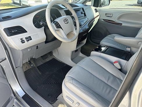 Used 2013 Toyota Sienna XLE image 10