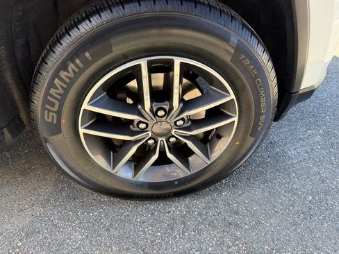 Used 2019 Jeep Grand Cherokee Limited AWD/4WD image 9