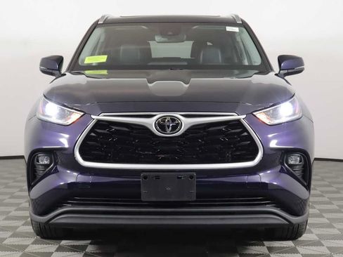 Used 2021 Toyota Highlander XLE AWD/4WD image 2