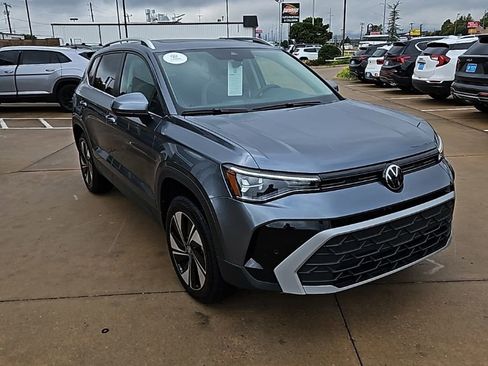 Used 2025 Volkswagen Taos SE AWD/4WD image 3