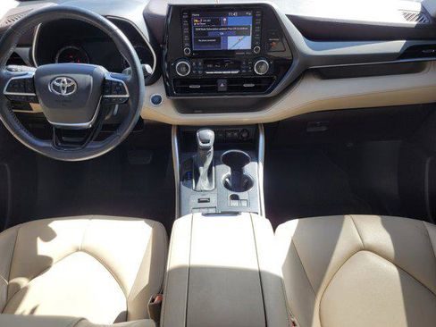 Certified 2021 Toyota Highlander XLE image 8