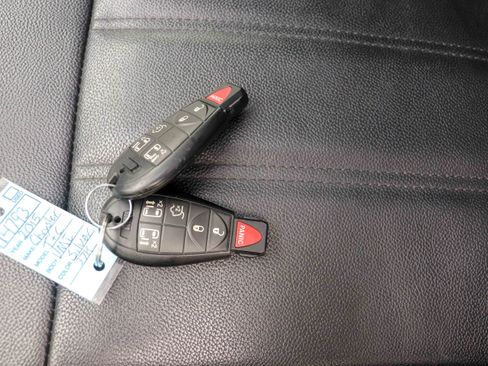 Used 2015 Chrysler Town & Country Touring FWD image 30