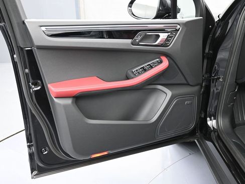 Certified 2025 Porsche Macan AWD/4WD image 15