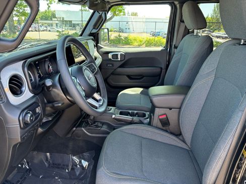Used 2025 Jeep Wrangler Unlimited Sahara AWD/4WD image 36