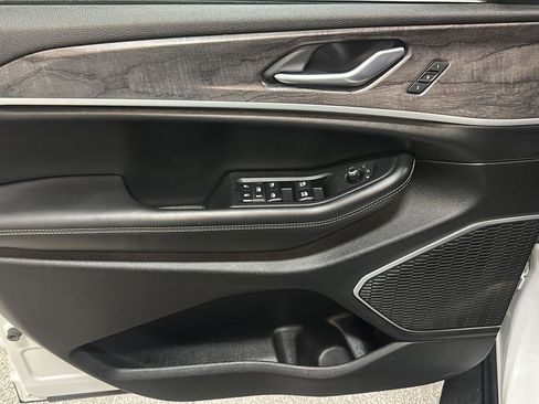 Used 2022 Jeep Grand Cherokee L Limited w/ Black Appearance Package image 17