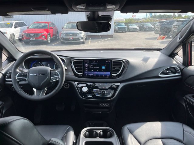 Used 2025 Chrysler Pacifica Select FWD image 38