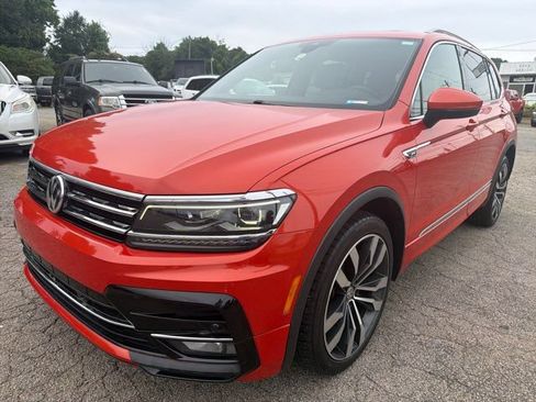 Used 2018 Volkswagen Tiguan SEL Premium w/ R-Line Package FWD image 2