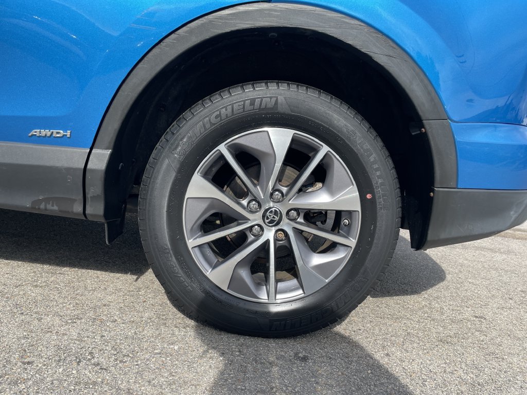 Used 2018 Toyota RAV4 LE AWD/4WD image 10