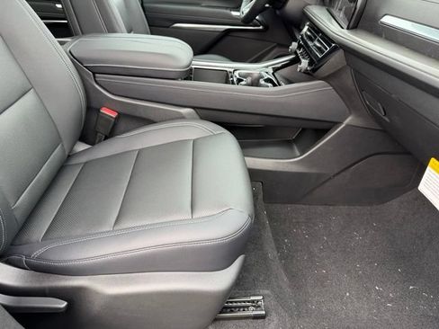 New 2026 Chevrolet Traverse LT w/ Sun and Wheel Package FWD image 15