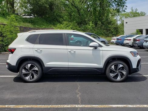 New 2026 Volkswagen Taos SE AWD/4WD image 2
