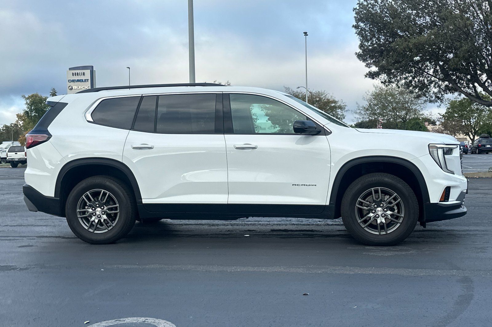 Used 2026 GMC Acadia Elevation FWD image 3