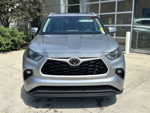 Used 2024 Toyota Highlander XLE AWD/4WD image 5
