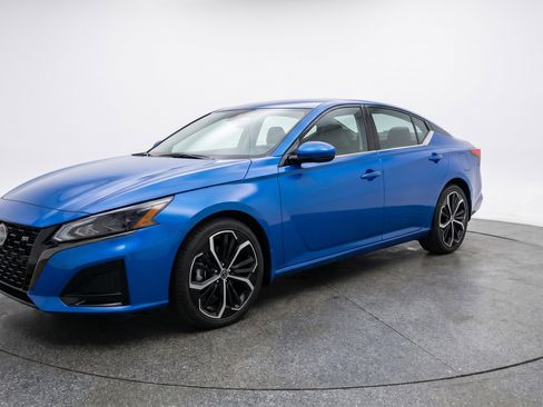 Used 2025 Nissan Altima 2.5 SR image 3