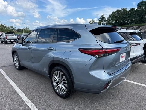 Used 2022 Toyota Highlander Platinum FWD image 4