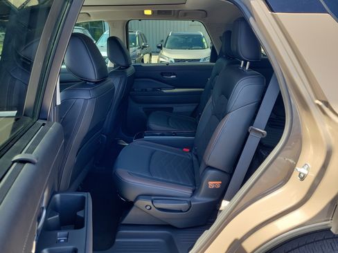 Certified 2024 Nissan Pathfinder Platinum FWD image 16