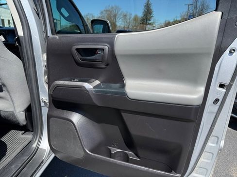 Used 2020 Toyota Tacoma SR5 AWD/4WD image 29