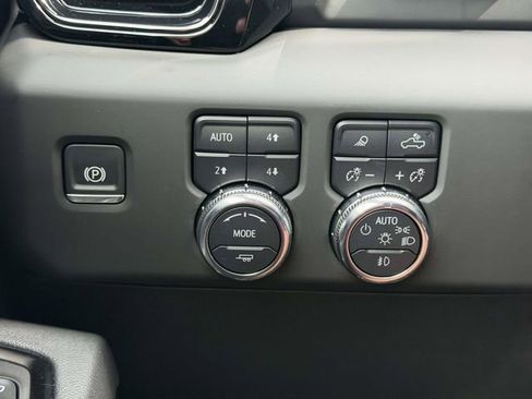 Used 2025 GMC Sierra 1500 AT4 w/ AT4 Premium Package AWD/4WD image 19