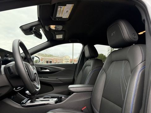 Used 2025 Buick Envista Sport Touring image 24