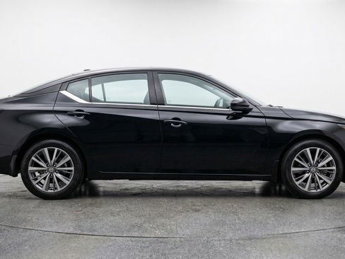 Used 2025 Nissan Altima 2.5 SV FWD image 11