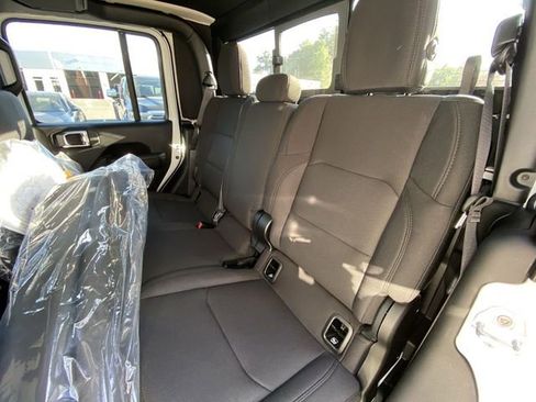 Used 2023 Jeep Gladiator Sport AWD/4WD image 13