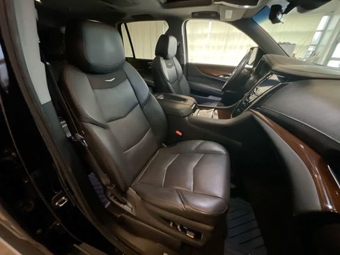 Used 2019 Cadillac Escalade Premium Luxury w/ Escalade Sport Edition image 26