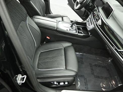 Used 2022 BMW 750i xDrive w/ M Sport Package image 28
