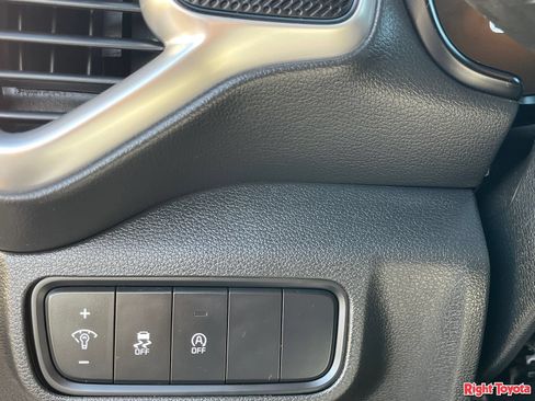 Used 2025 Kia Soul LX w/ LX Technology Package FWD image 32