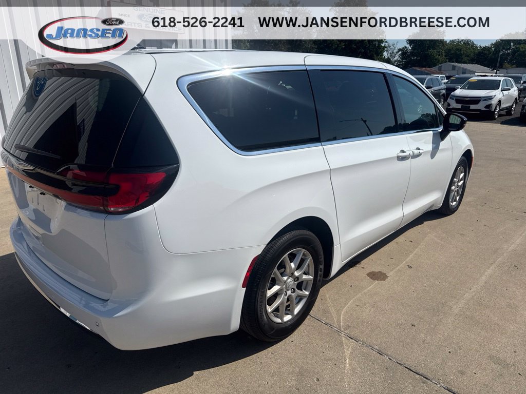 Used 2025 Chrysler Pacifica Select FWD image 7