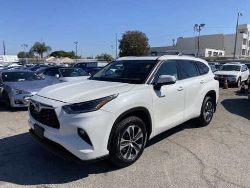 Used 2021 Toyota Highlander XLE FWD image 2