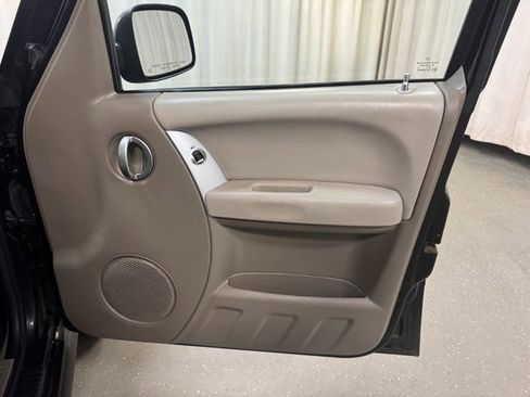 Used 2005 Jeep Liberty Limited AWD/4WD image 33